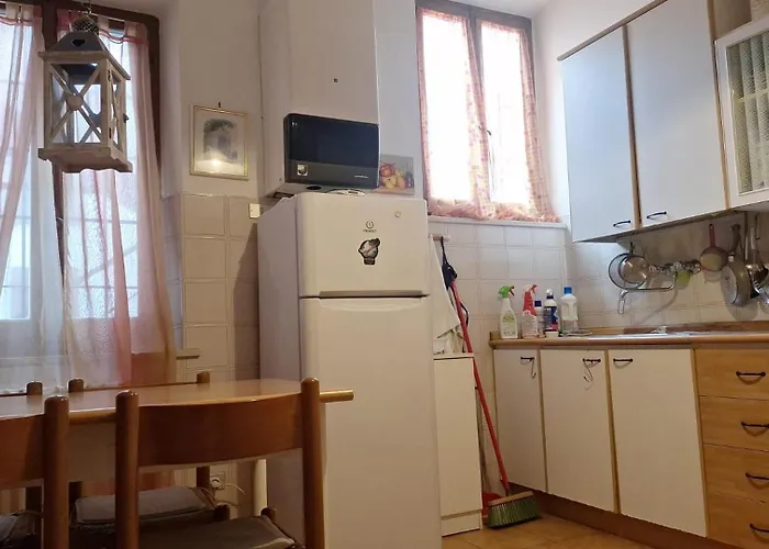 Stanza In Condiviso Nel Centro Storico Di Homestay Parma